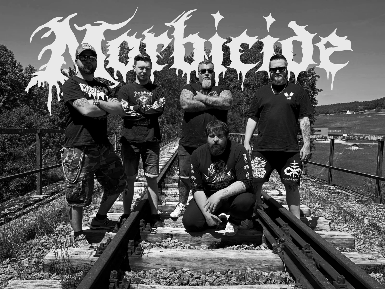 Morbicide – die fünf Bandmitglieder mit dem Bandlogo